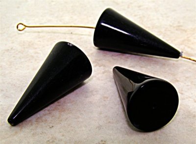 BLACK 30X15X3MM SMOOTH TRIANGLE BEADS - Lot of 12 BLACK 30X15X3MM SMOOTH TRIANGLE BEADS - Lot of 12