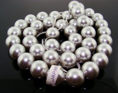 GREY 18MM ROUND SMOOTH JAPANESE PEARLS - Lot of 43 GREY 18MM ROUND SMOOTH JAPANESE PEARLS - Lot of 43